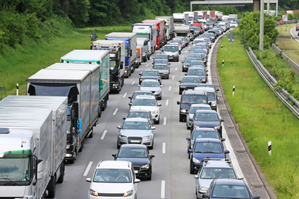 Rettungsgasse bilden, Leben retten: Wie Sie sich im Stau richtig