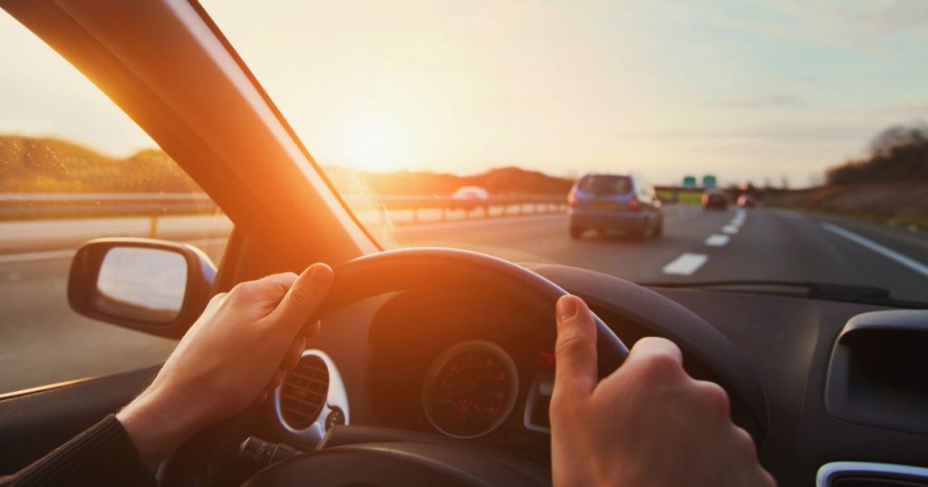 Eine Person fährt mit ihrem Auto über die Autobahn.