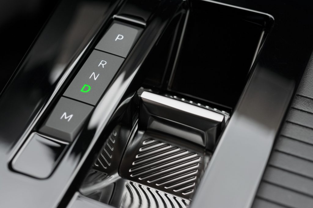 Automatik-Getriebe eines Autos.