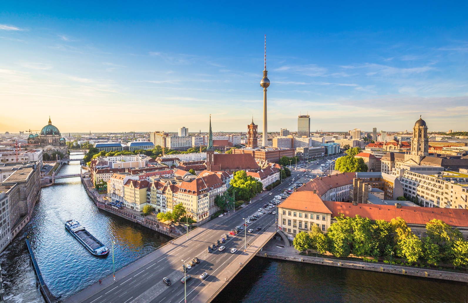 Berliner Skyline und Verkehr aus der Vogelperspektive.