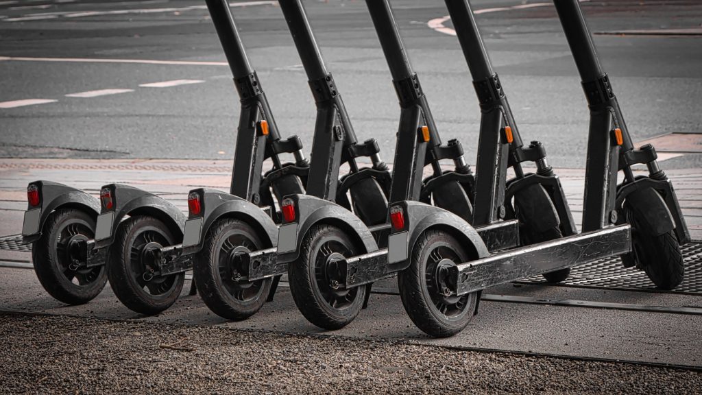 Geparkte E-Scooter stehen ordentlich in einer Reihe.