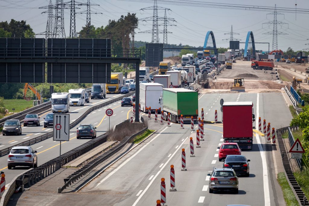 Stockender Verkehrt durch eine Baustelle auf der Autobahn.