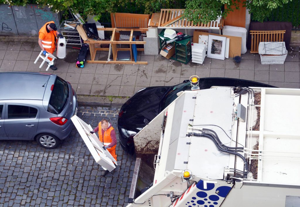 Sperrmüllabfuhr fährt durch eine sehr enge Straße.