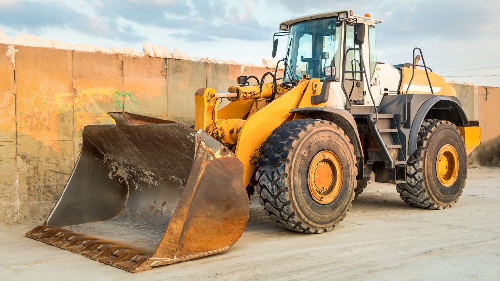 Ein Radlader steht in einem Industriehafen.