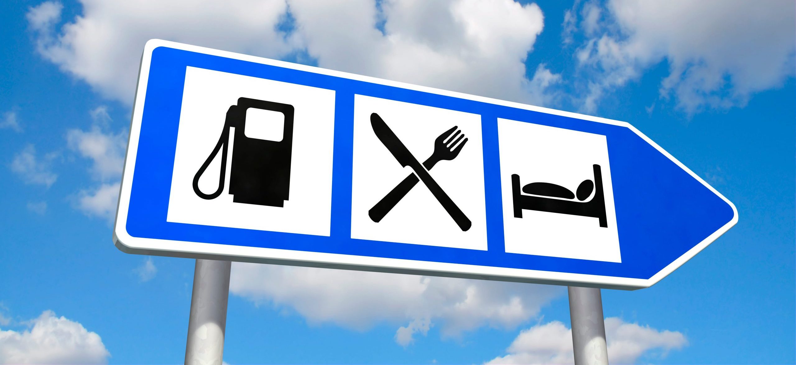 Ein Schild, das die Ausfahrt zu einem Rasthof an der Autobahn anzeigt.