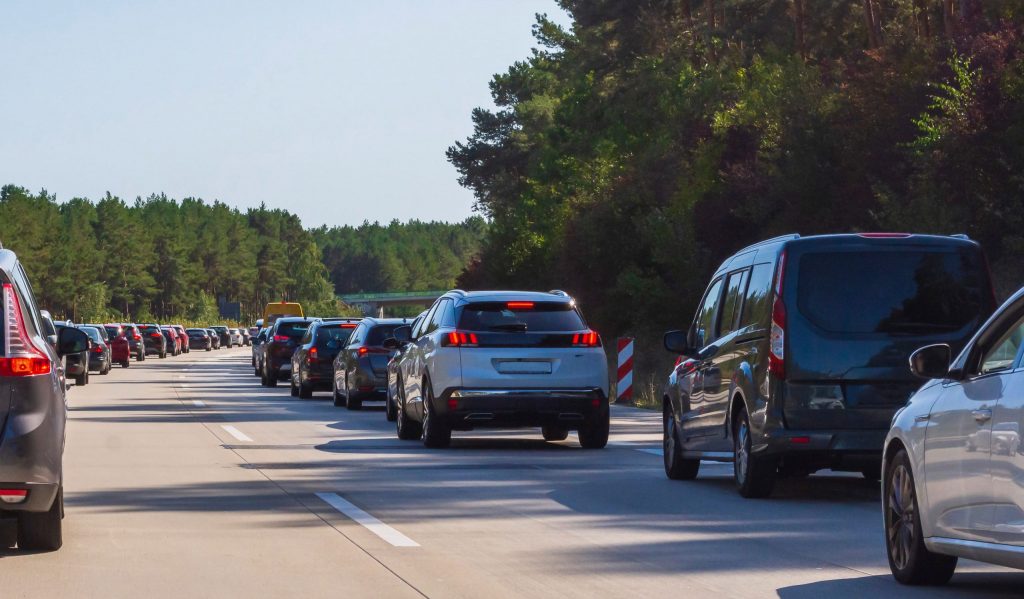 Autos bilden auf der Autobahn eine Rettungsgasse.