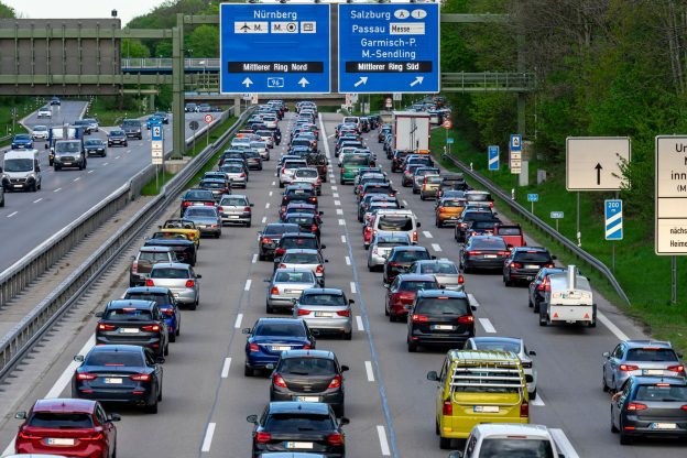 Autos stehen im Stau auf einer deutschen Autobahn
